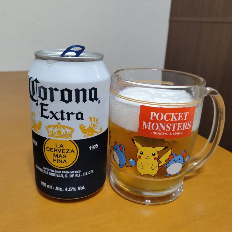 コンビニ限定コロナエキストラ限定缶(355ml)とビールを注いだグラス
