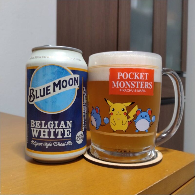 白鶴酒造BUE MOON Canとグラスに注いだ白鶴酒造BLUE MOON Can