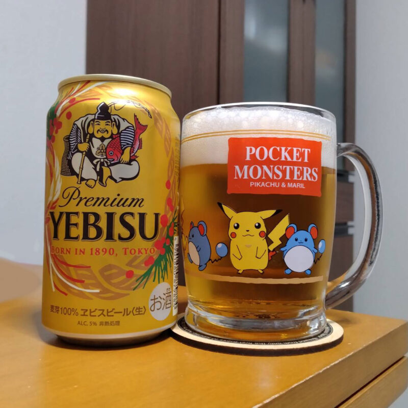 サッポロヱビスビール「福ヱビス」缶とグラスに注いだサッポロヱビスビール「福ヱビス」缶