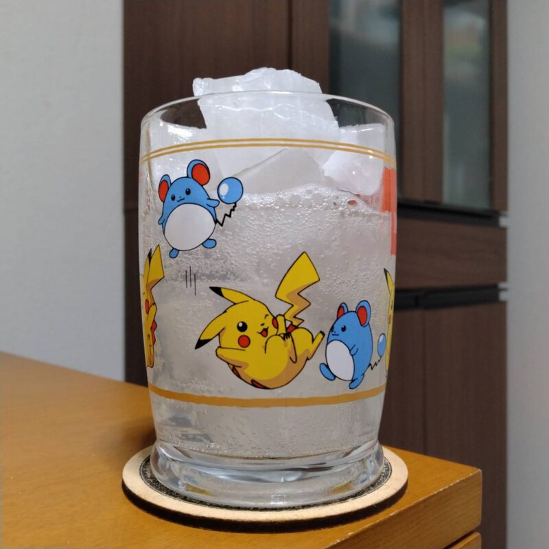 キリン×ファンケルノンアルコールチューハイ氷零カロリミットグレープフルーツとグラスに注いだキリン×ファンケルノンアルコールチューハイ氷零カロリミットグレープフルーツ(その2)