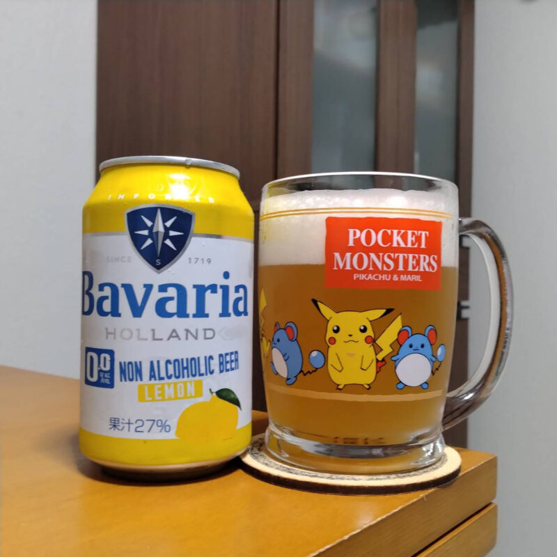 ノンアルコールフレーバービールBavaria 0.0% Lemonババリアレモンとグラスに注いだノンアルコールフレーバービールBavaria 0.0% Lemonババリアレモン
