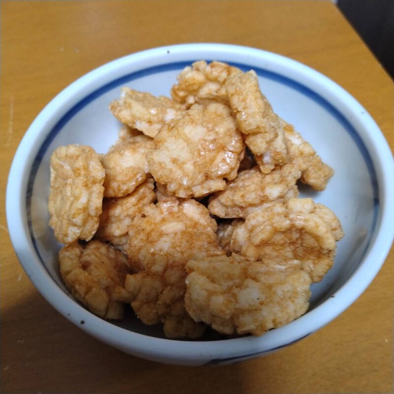 お皿に移した天乃屋歌舞伎揚げ