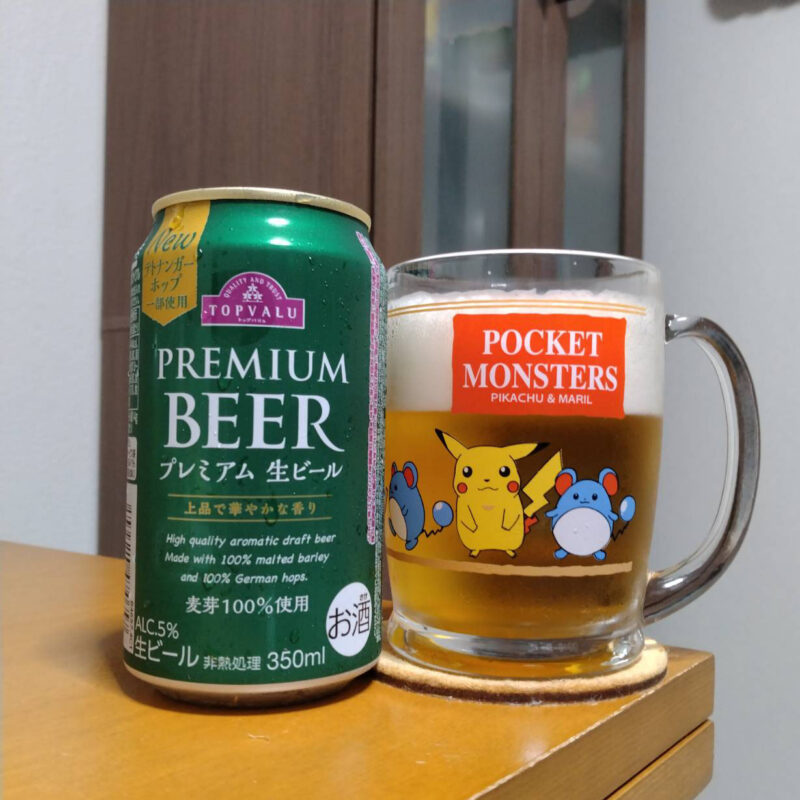 トップバリュプレミアム生ビール(リニューアル版)とグラスに注いだトップバリュプレミアム生ビール(リニューアル版)