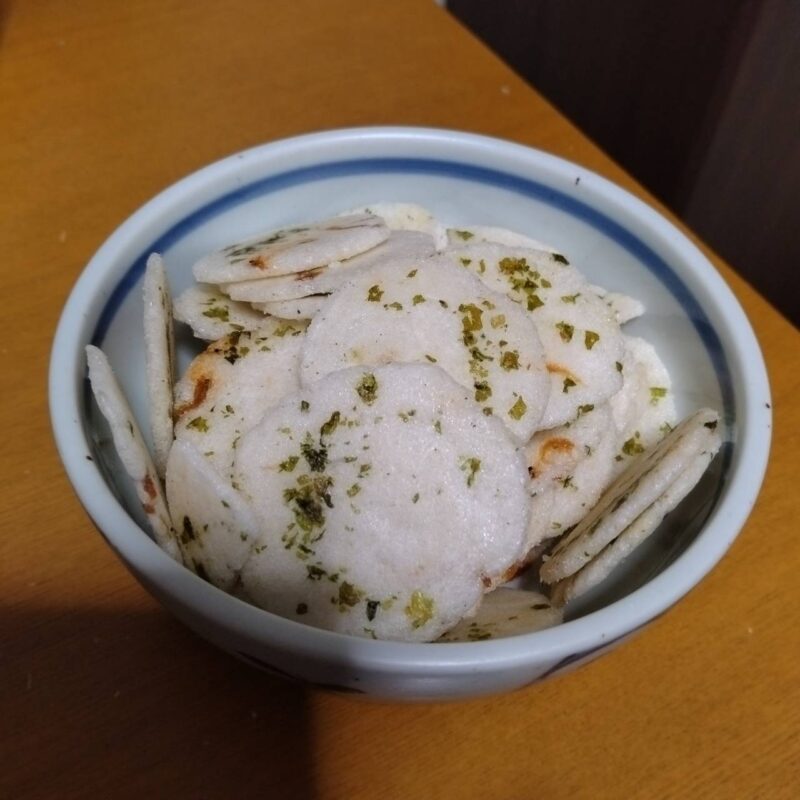 お皿に移した三河屋製菓えび満月