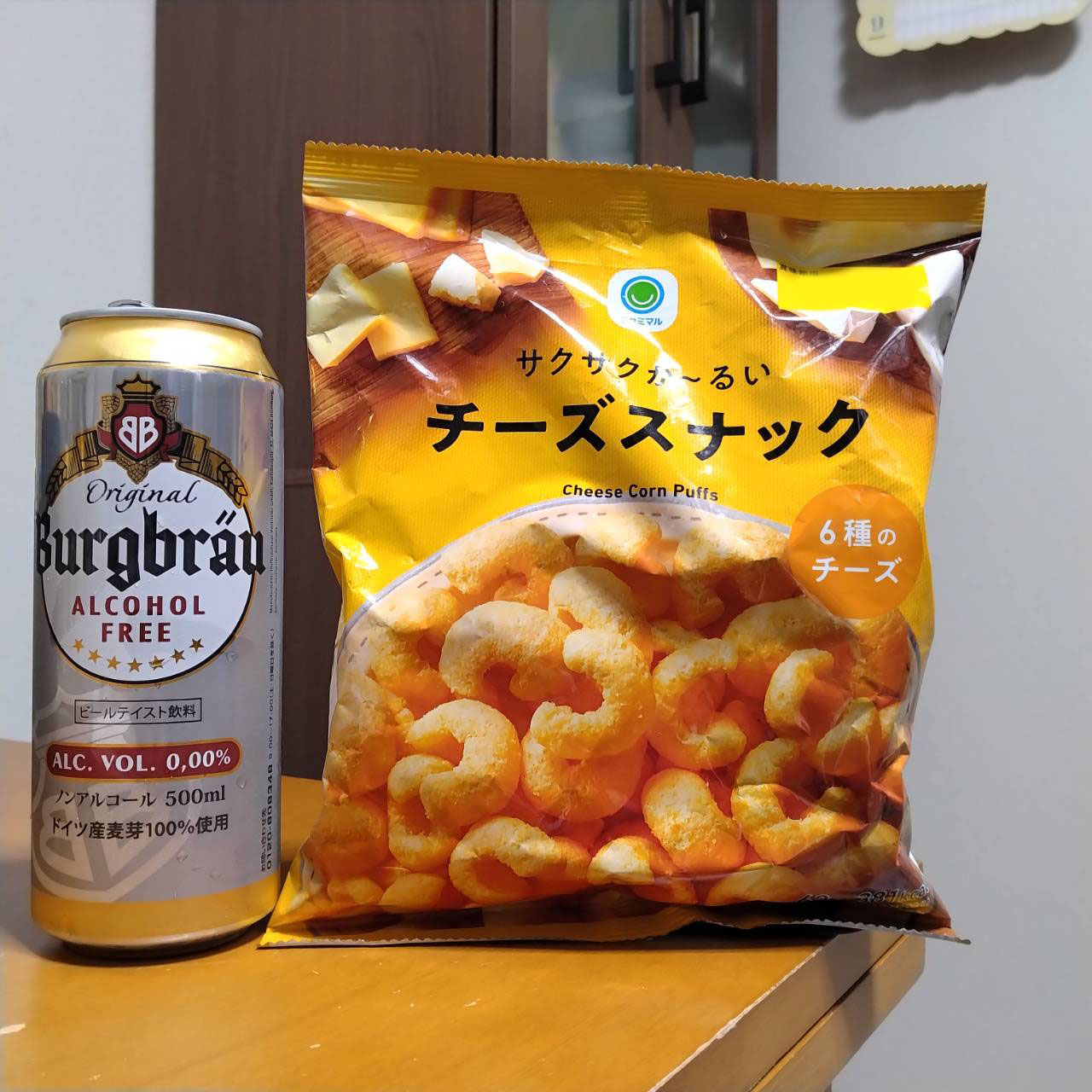 ノンアルコルビールバーグブラウとファミリーマートサクサクか～るいチーズスナックのツーショット写真