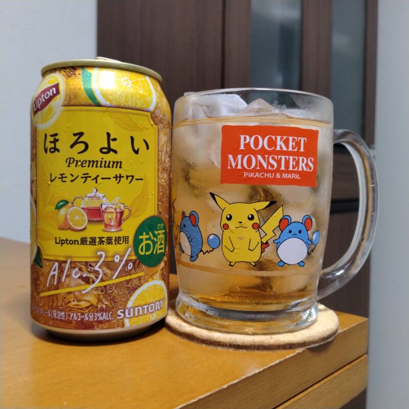 サントリーほろよい〈Liptonレモンティーサワー〉とグラスに注いだサントリーほろよい〈Liptonレモンティーサワー〉