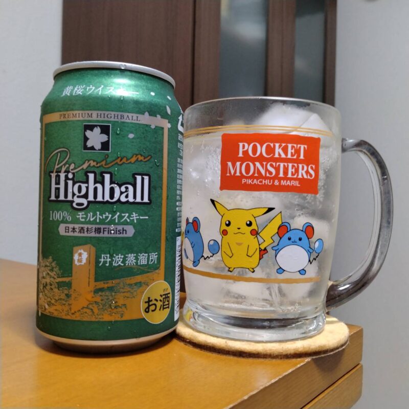 黄桜 丹波蒸溜所 Premium Highball 日本酒杉樽Finishとグラスに注いだ黄桜 丹波蒸溜所 Premium Highball 日本酒杉樽Finish