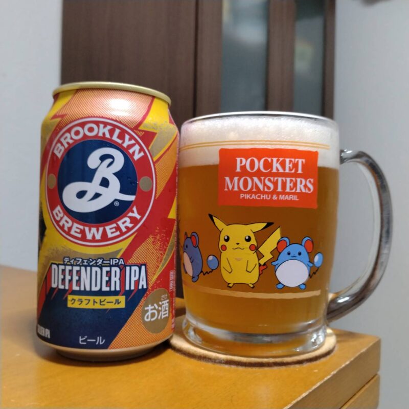 キリンブルックリンディフェンダーIPAとグラスに注いだキリンブルックリンディフェンダーIPA