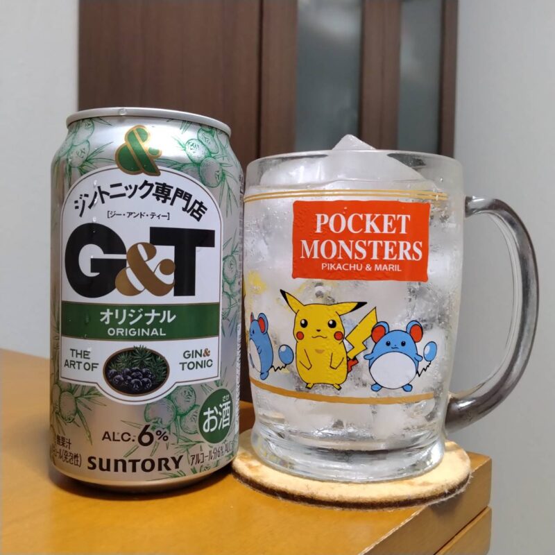 サントリージントニック専門店G＆T(ジー・アンド・ティー)〈オリジナル〉とグラスに注いだサントリージントニック専門店G＆T(ジー・アンド・ティー)〈オリジナル〉