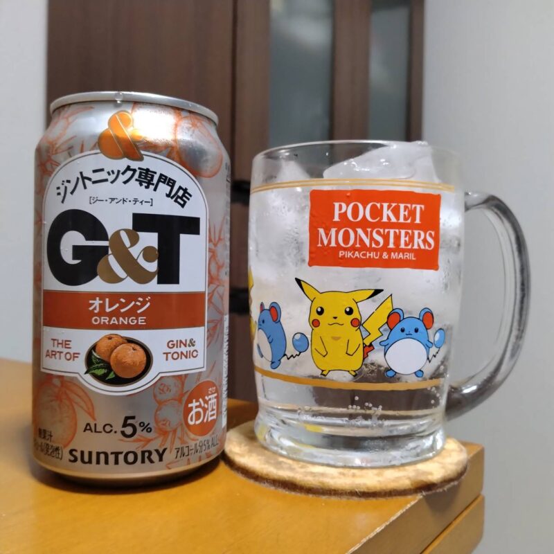 サントリージントニック専門店G＆T(ジー・アンド・ティー)〈オレンジ〉とグラスに注いだサントリージントニック専門店G＆T(ジー・アンド・ティー)〈オレンジ〉