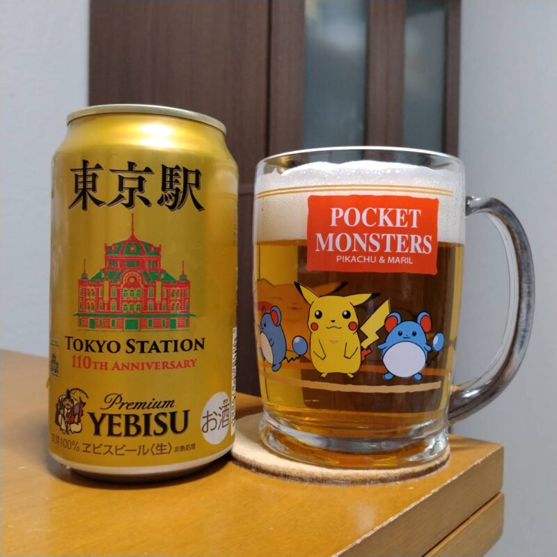 サッポロヱビスビール東京駅110周年オリジナルデザイン缶とグラスに注いだサッポロヱビスビール東京駅110周年オリジナルデザイン缶