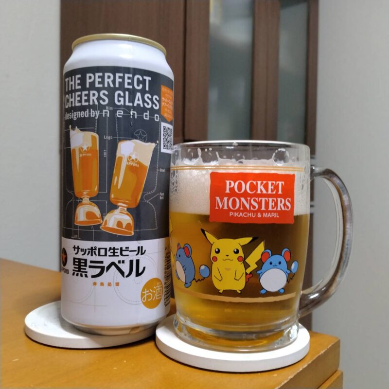 サッポロ生ビール黒ラベル「THE PERFECT CHEERS GLASS」キャンペーンデザイン缶とグラスに注いだサッポロ生ビール黒ラベル「THE PERFECT CHEERS GLASS」キャンペーンデザイン缶