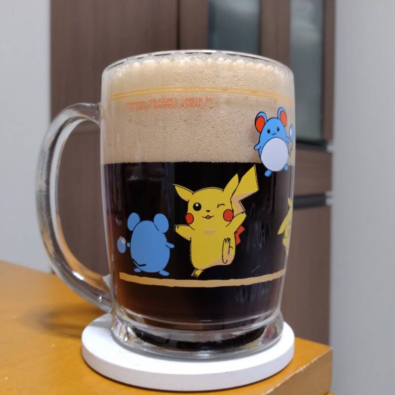 グラスに注いだサントリーパーフェクトサントリービール〈黒〉その1