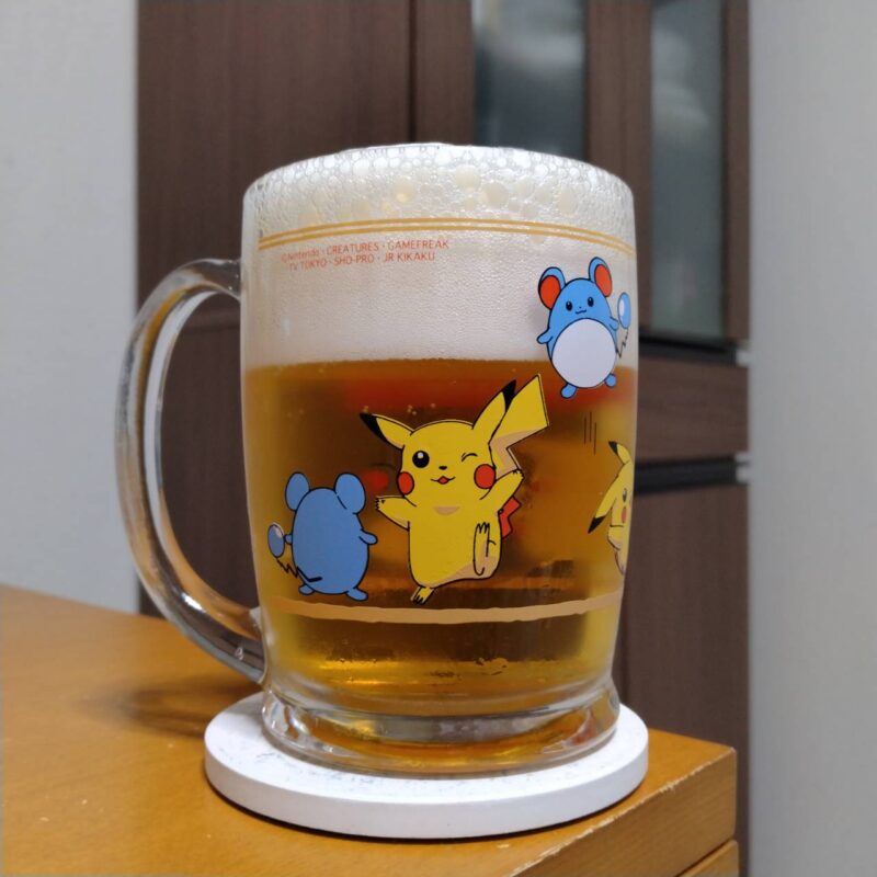 グラスに注いだファミリーマート限定スウィンケルズ乾杯！ピルスナー(その1)