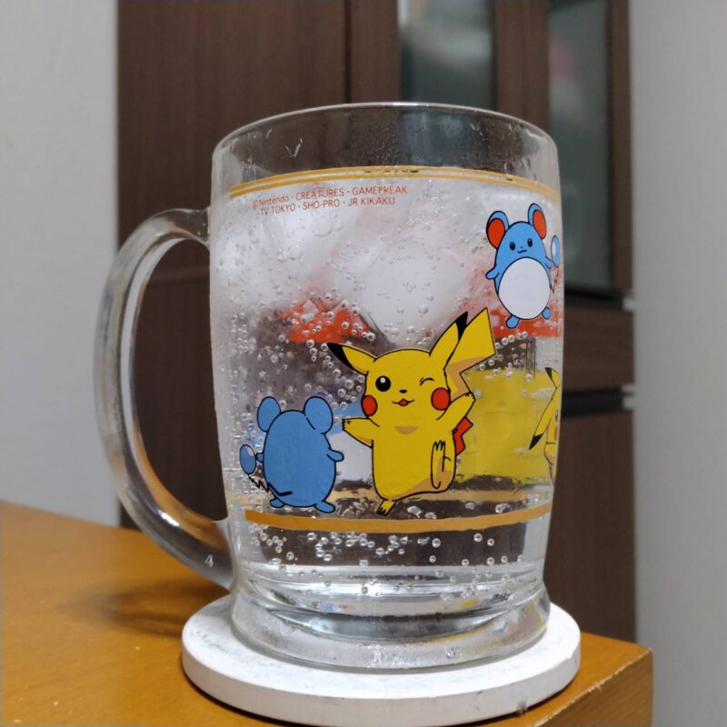 グラスに注いだローソン限定野沢温泉蒸留所 THE GIN SODA DEEP(その1)