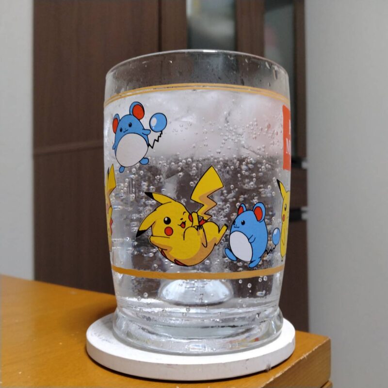 グラスに注いだローソン限定野沢温泉蒸留所 THE GIN SODA DEEP(その2)