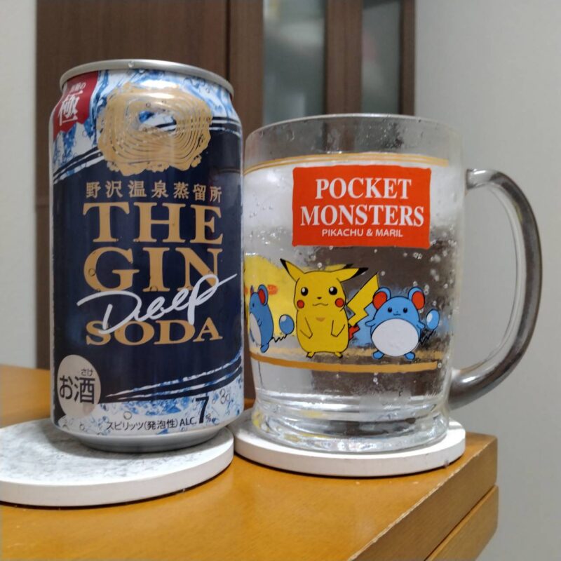 ローソン限定野沢温泉蒸留所 THE GIN SODA DEEPとグラスに注いだローソン限定野沢温泉蒸留所 THE GIN SODA DEEP