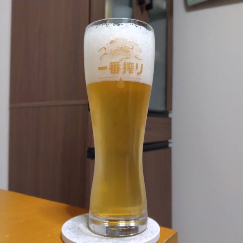 グラスに注いだ一番搾りホワイトビール(その4)