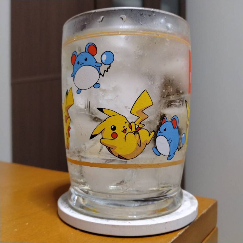 グラスに注いだサントリートリスハイボール缶〈やわらか〉その2