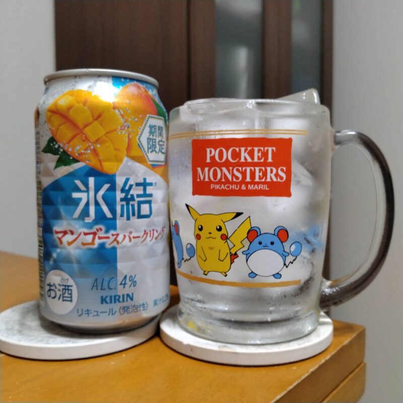 キリン氷結®マンゴースパークリングとグラスに注いだキリン氷結®マンゴースパークリング
