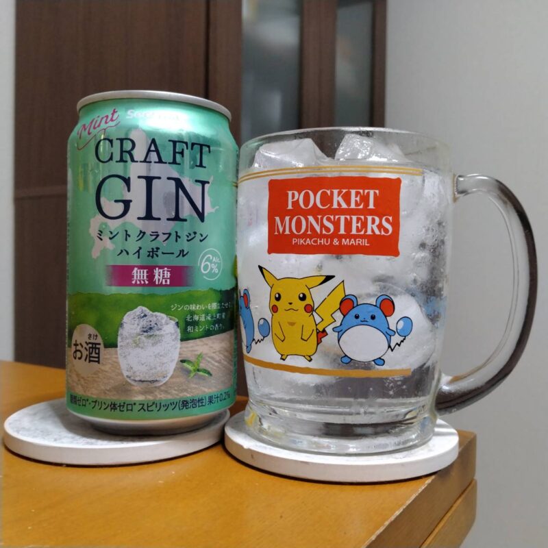 セイコーマートミントクラフトジンハイボールとグラスに注いだセイコーマートミントクラフトジンハイボール