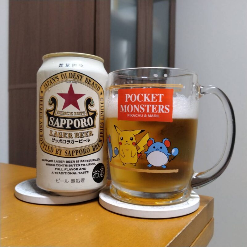 サッポロラガービール(2025年度版)とグラスに注いだサッポロラガービール(2025年度版)