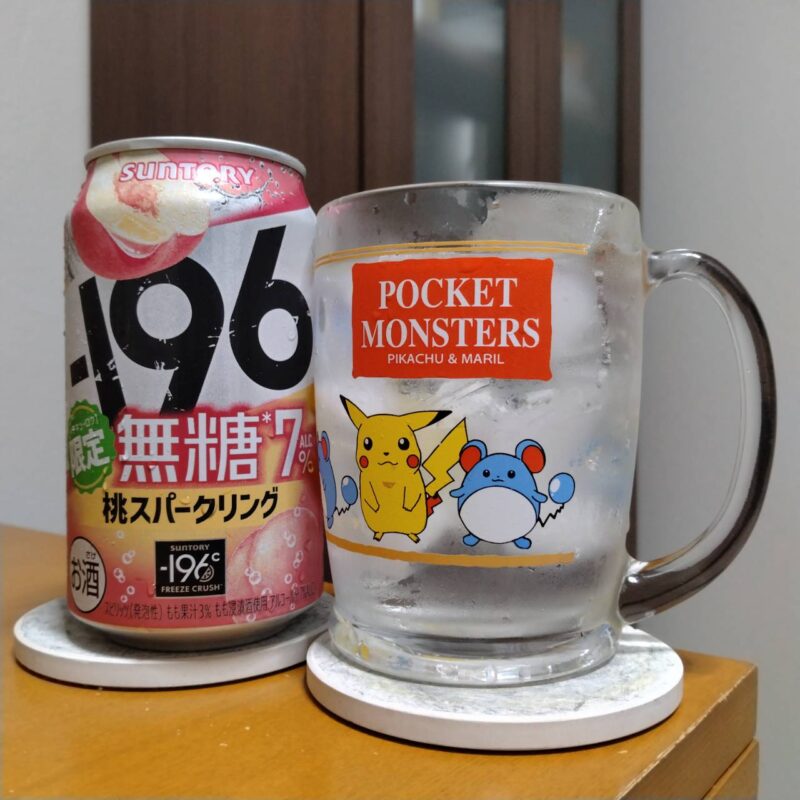サントリー-196(イチキューロク)無糖〈桃スパークリング〉とグラスに注いだサントリー-196(イチキューロク)無糖〈桃スパークリング〉