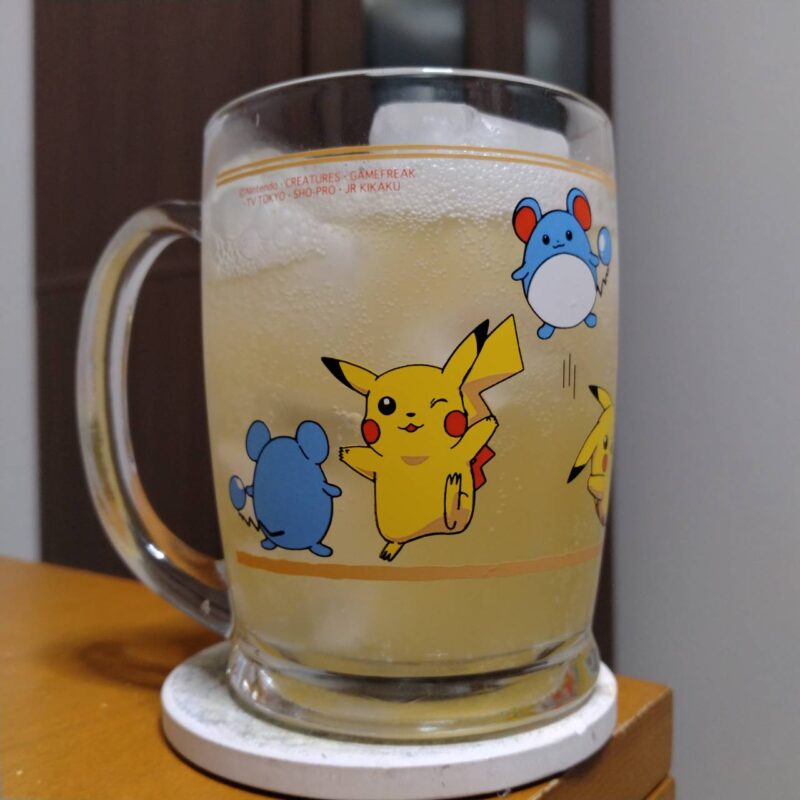 グラスに注いだキリン本搾り™チューハイパイナップル<季節厳選>その1