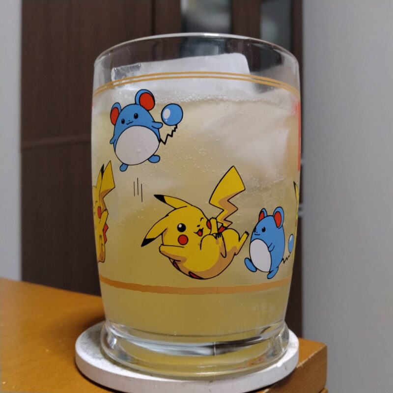 グラスに注いだキリン本搾り™チューハイパイナップル<季節厳選>その2