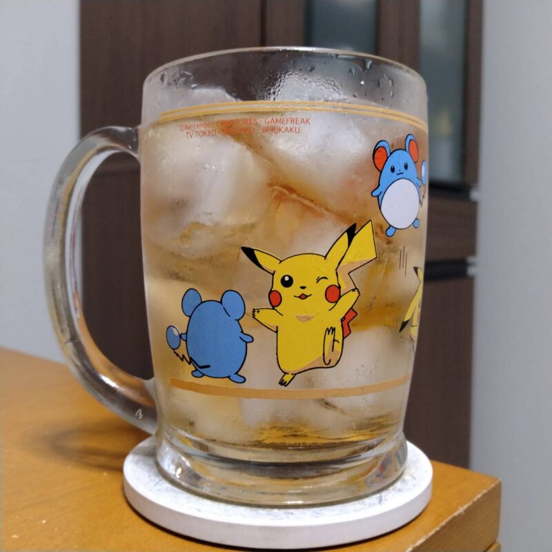 グラスに注いだ宝酒造宝焼酎のやわらか麦茶割り(その1)