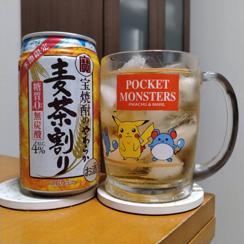 宝酒造宝焼酎のやわらか麦茶割りとグラスに注いだ宝酒造宝焼酎のやわらか麦茶割り