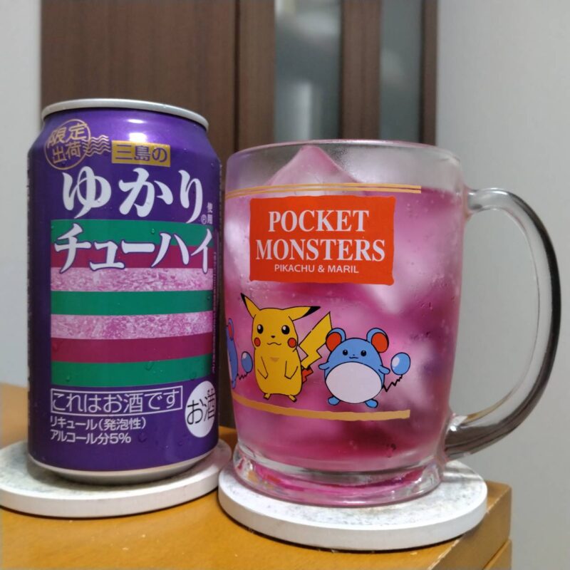 セブンイレブン限定三島のゆかり®使用チューハイとグラスに注いだセブンイレブン限定三島のゆかり®使用チューハイ