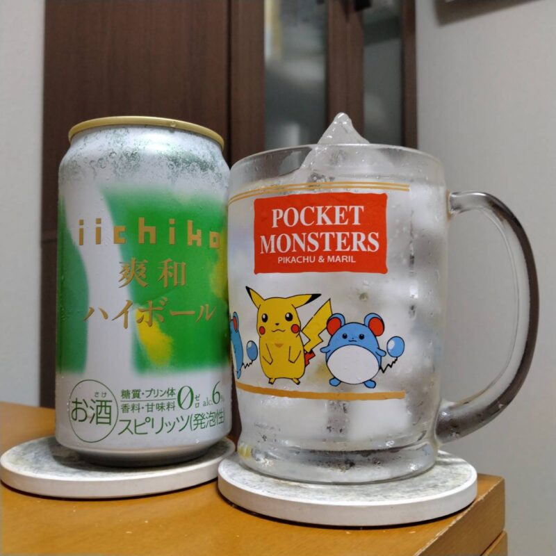 ファミリーマート限定三和酒類iichiko爽和ハイボールとグラスに注いだファミリーマート限定三和酒類iichiko爽和ハイボール