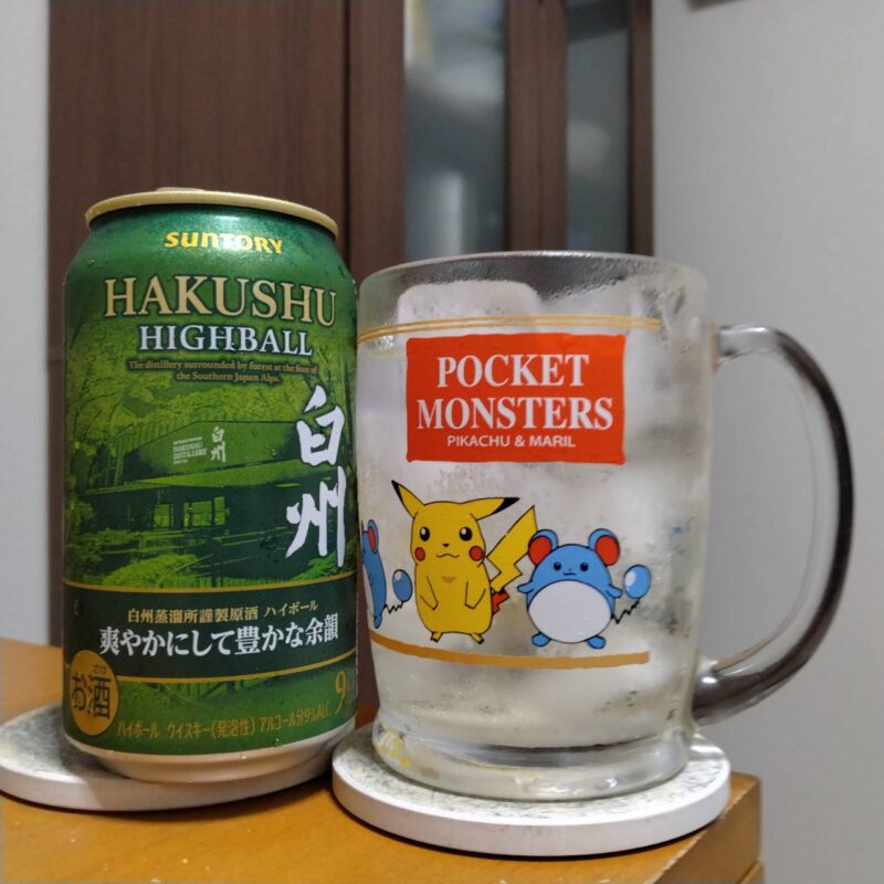 サントリープレミアムハイボール白州〈爽やかにして豊かな余韻〉とグラスに注いだサントリープレミアムハイボール白州〈爽やかにして豊かな余韻〉