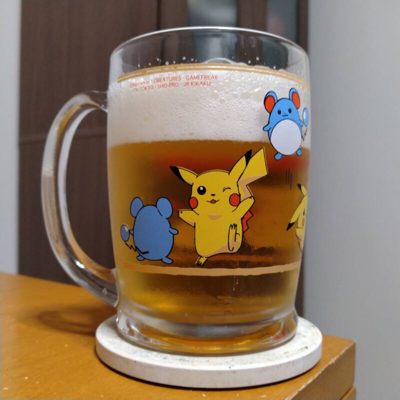 グラスに注いだサッポロ生ビール黒ラベル丸くなるな、☆星になれ。限定デザイン缶(その1)