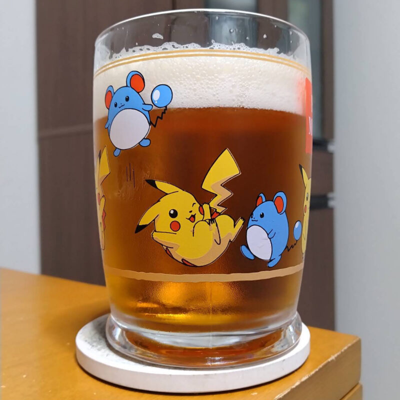 アサヒオリオン75BEER島風ピルスナーとグラスに注いだアサヒオリオン75BEER島風ピルスナー(その2)