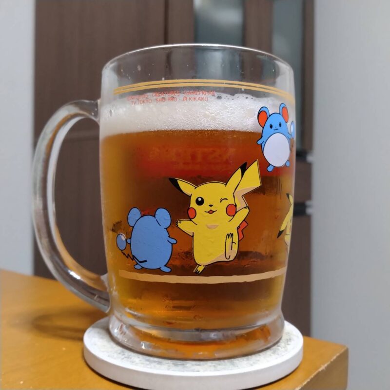 グラスに注いだアサヒオリオン75BEER島色ペールエール(その1)