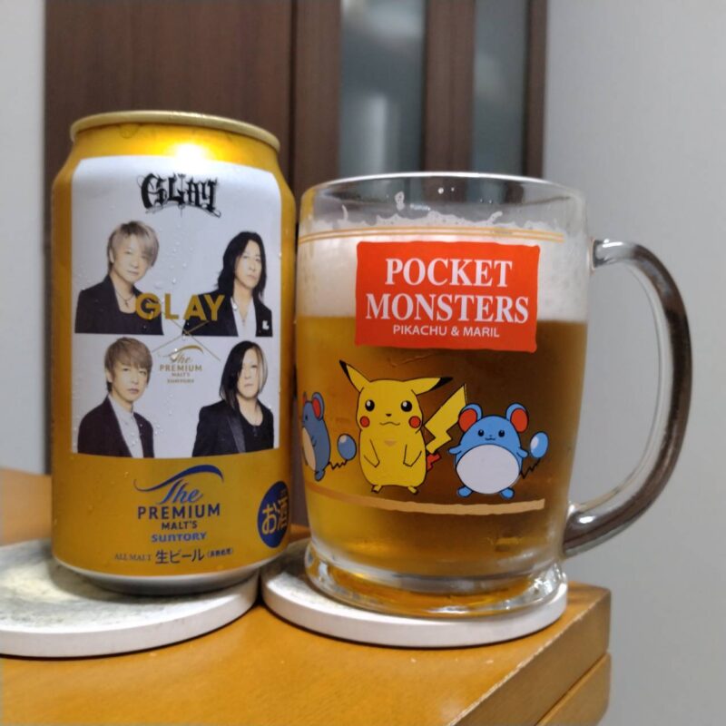 サントリーGLAY×プレモルデザイン缶とグラスに注いだサントリーGLAY×プレモルデザイン缶