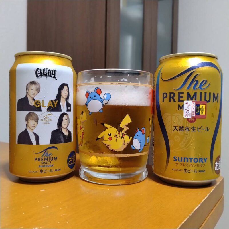 サントリーGLAY×プレモルデザイン缶とグラスに注いだサントリーGLAY×プレモルデザイン缶と通常のサントリープレモル