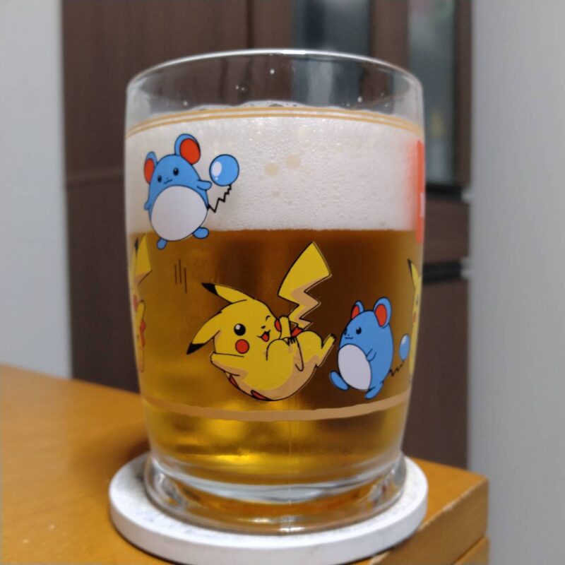 グラスに注いだサントリーパーフェクトサントリービール〈エール〉その2