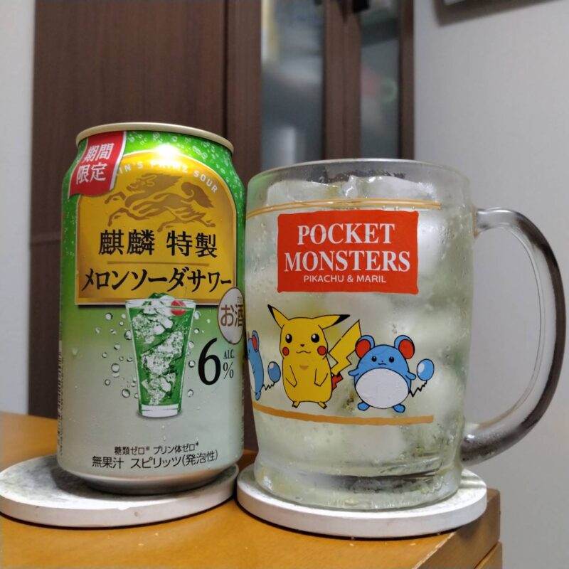 キリン麒麟特製メロンソーダサワー（期間限定）とグラスに注いだキリン麒麟特製メロンソーダサワー（期間限定）