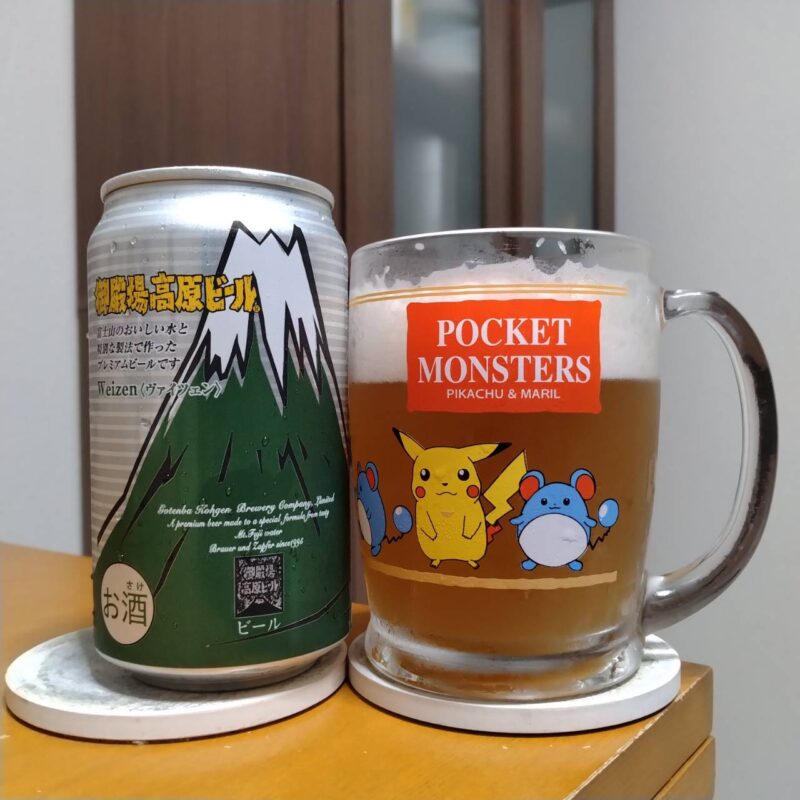 御殿場高原ビールWeizenヴァイツェンとグラスに注いだ御殿場高原ビールWeizenヴァイツェン