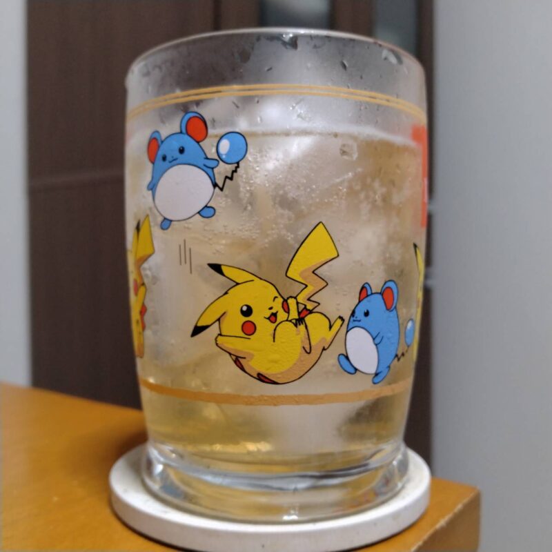 セコマNewDays限定青森県産りんごの紅茶サワーとグラスに注いだセコマNewDays限定青森県産りんごの紅茶サワー(その2)