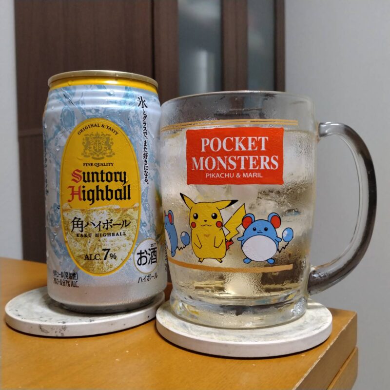 サントリー角ハイボール缶夏限定パッケージとグラスに注いだサントリー角ハイボール缶夏限定パッケージ