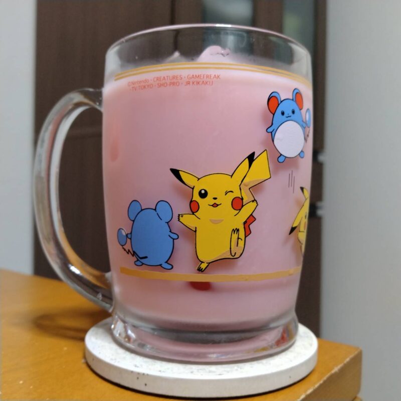 グラスに注いだサンガリアまろやかいちご&ミルクハイ(その1)