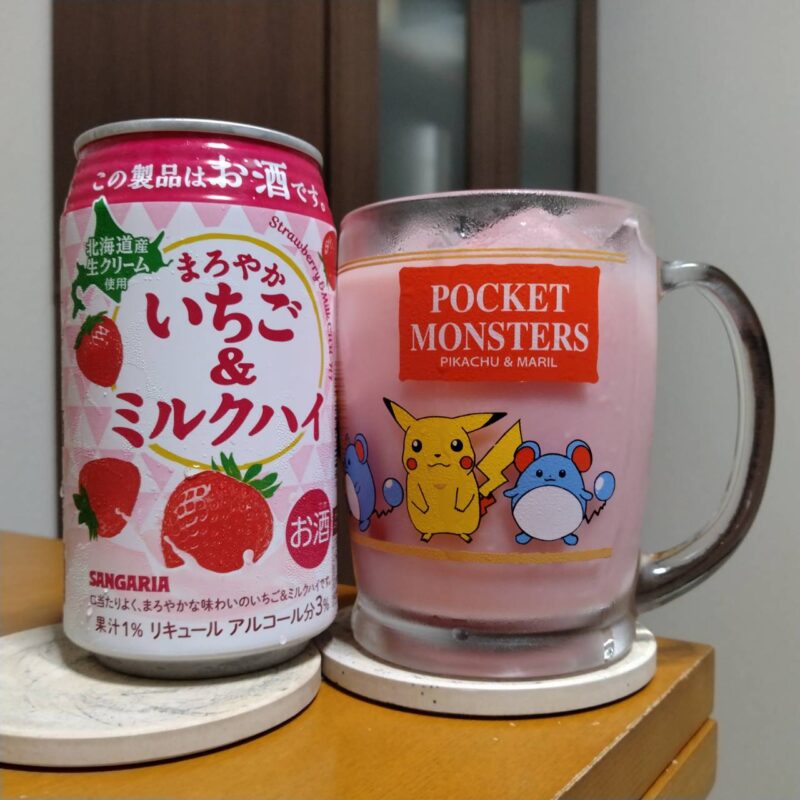 サンガリアまろやかいちご&ミルクハイとグラスに注いだサンガリアまろやかいちご&ミルクハイ