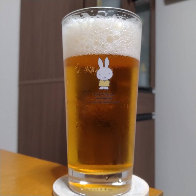 グラスに注いだキリンSPRING VALLEY BREWERY 青のラガー(期間限定)