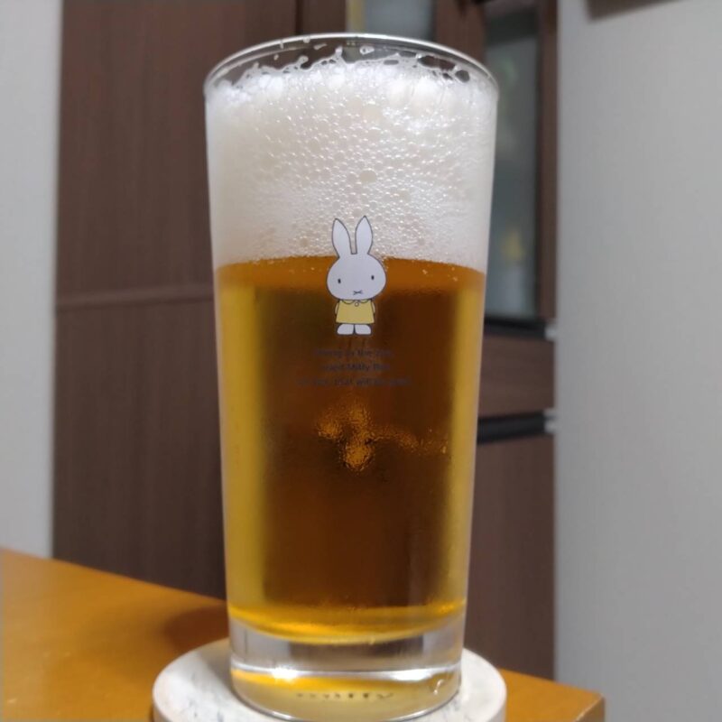 グラスに注いだサッポロファミリーマート限定北海道生ビール