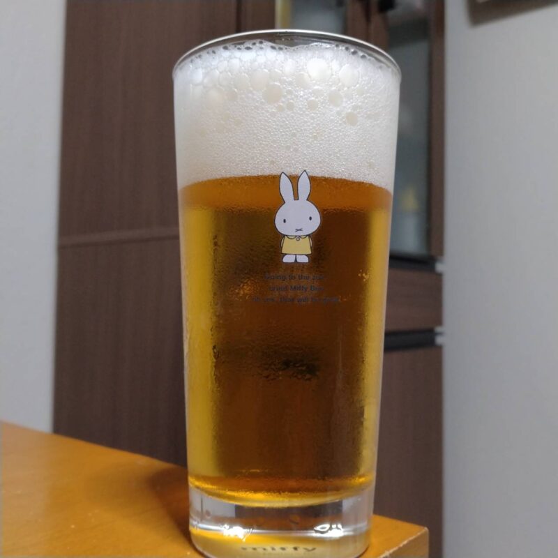 グラスに注いだサントリーコンビニ限定YOASOBI×サントリー生ビールコラボ缶“ヨアソビ―ル”第4弾
