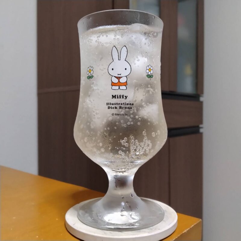 グラスの注いだキリン華よいパイン&オレンジスパークリング(期間限定)
